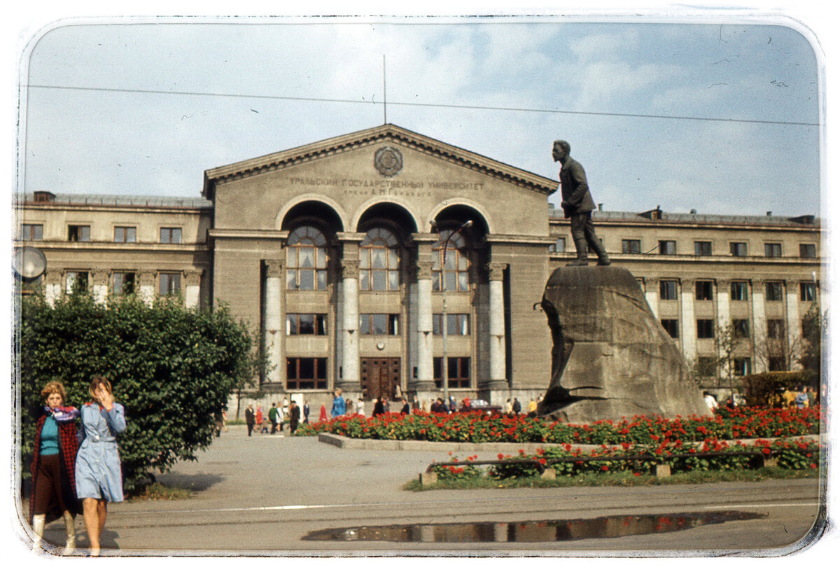 Примерно таким я увидела Ургу впервые: лето, тепло, цветы. В него невозможно было не влюбиться. Фото из интернета. 