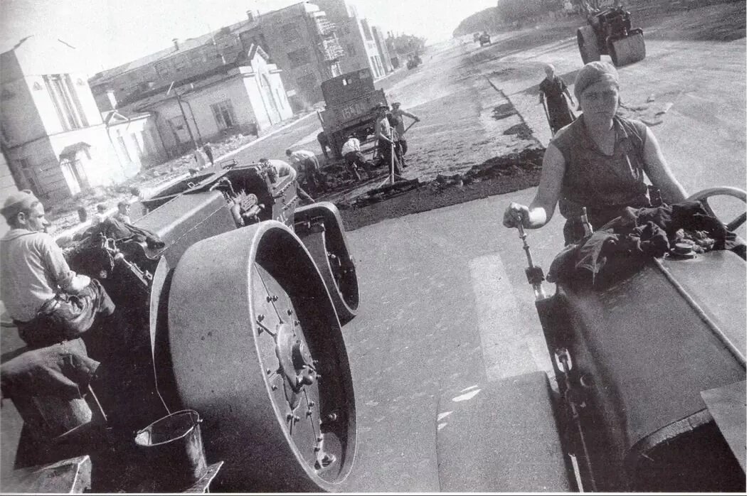 Б. Калужская улица. Укладка асфальта. 1930-е годы.