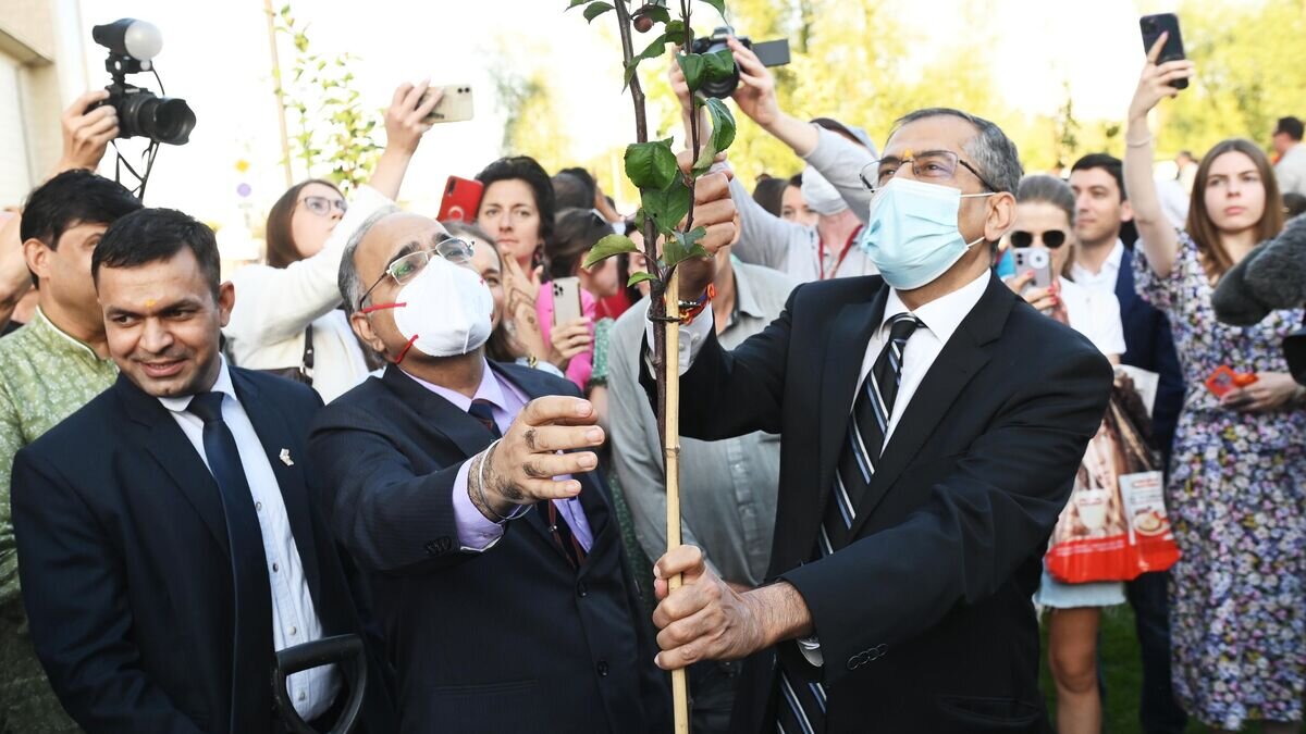    Посол Индии в Российской Федерации, Его Превосходительства Павана Капура во время посадки деревьев, приуроченной к 75-летию установления дипломатических отношений связей между Россией и Индией© РИА Новости / Максим Блинов