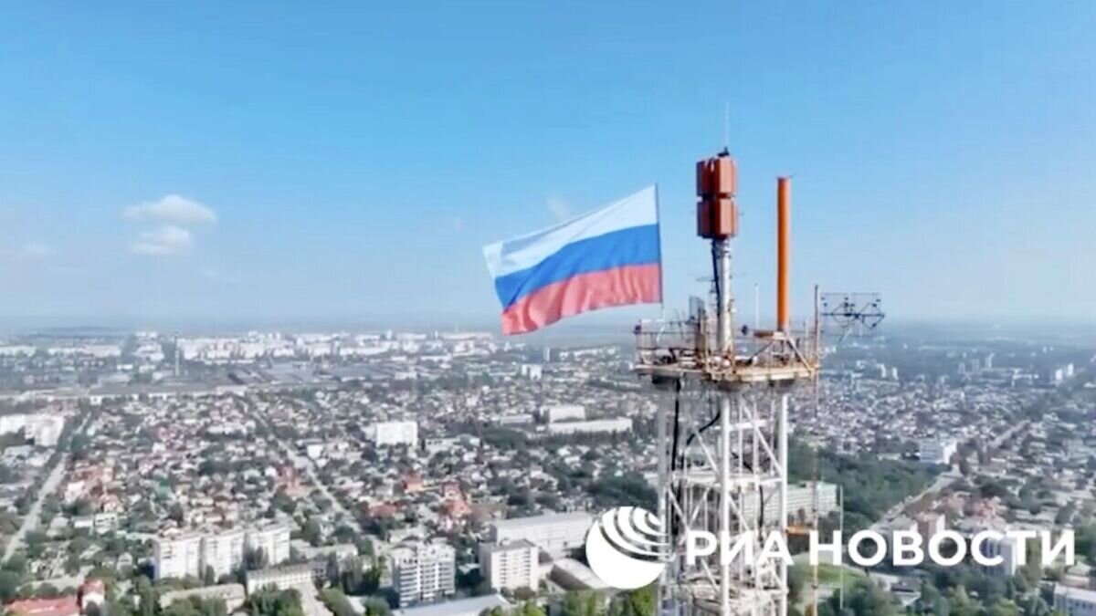    В Херсоне, на самой высокой точке города - телевышке, подняли гигантский триколор ко Дню флага России© РИА Новости