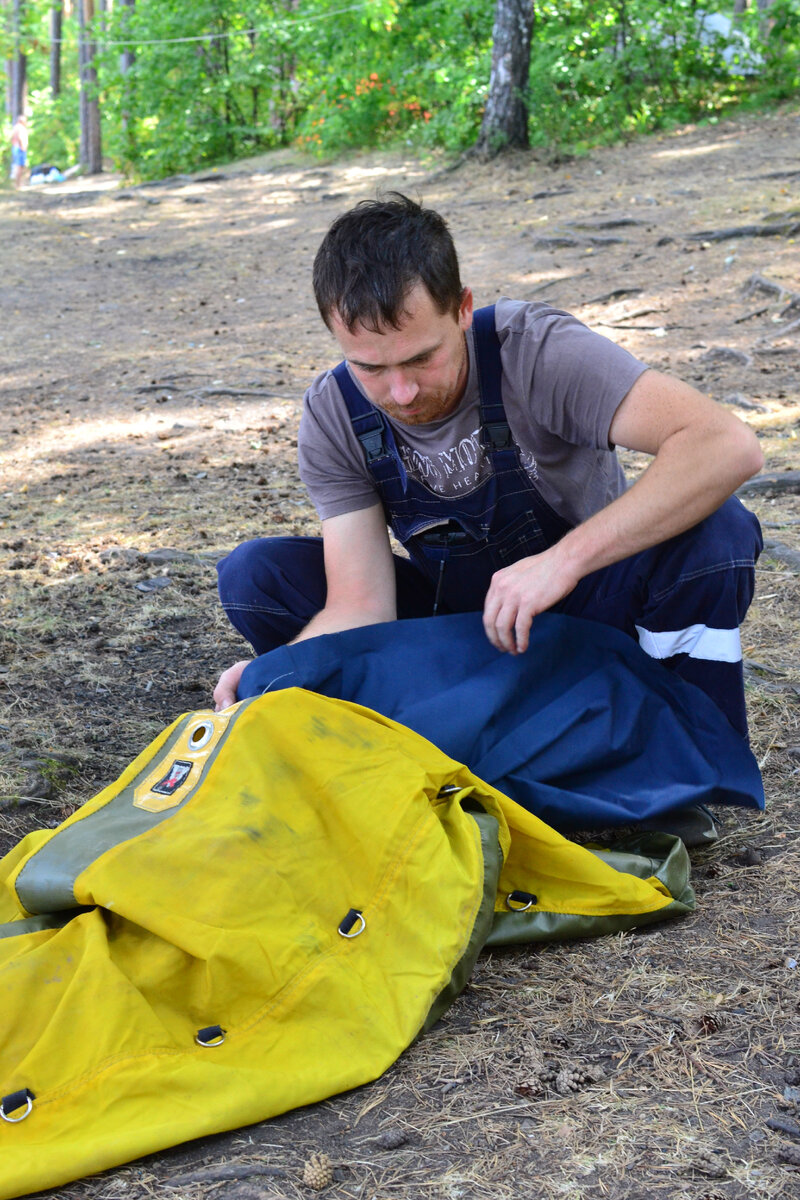 Капитан Андрей Речкин собирает катамаран-"банан", на котором ему с командой предстоит выйти в плавание