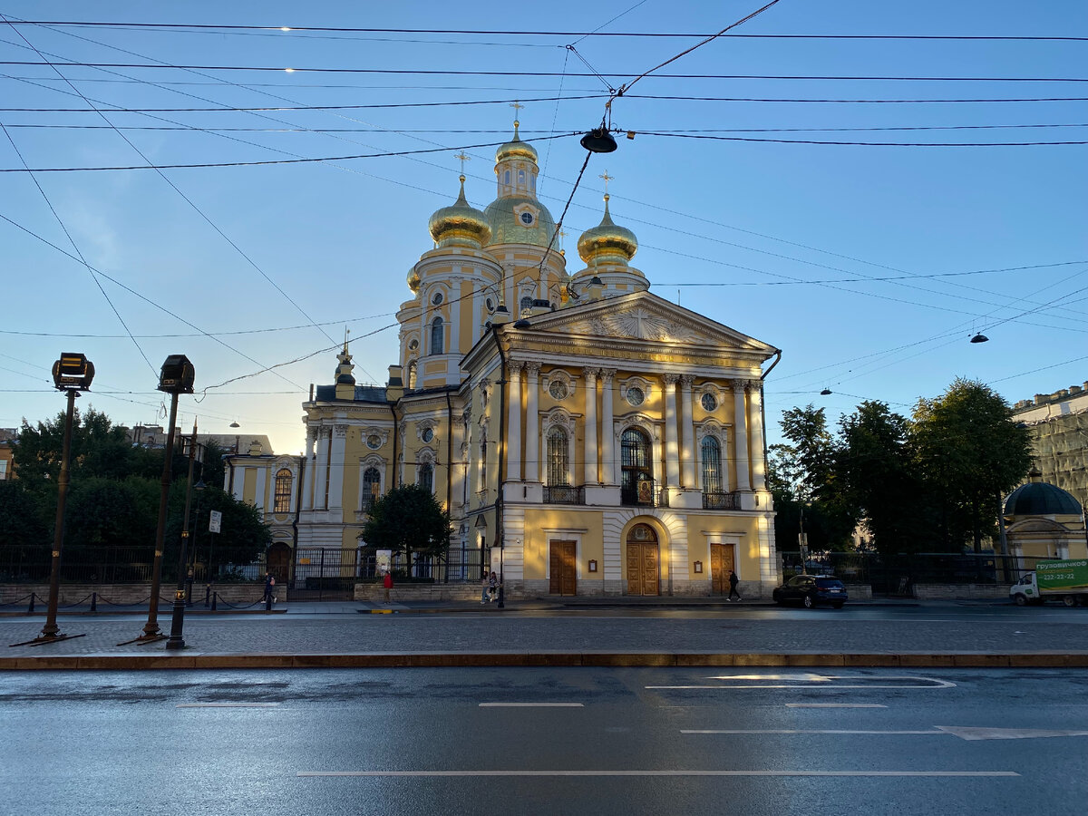 Собор Владимирской иконы Божией Матери на Владимирской площади при утреннем свете.