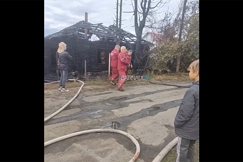     Санитары забрали хозяйку дома в клинику. Скриншот видео со страницы vk.com/barneos22