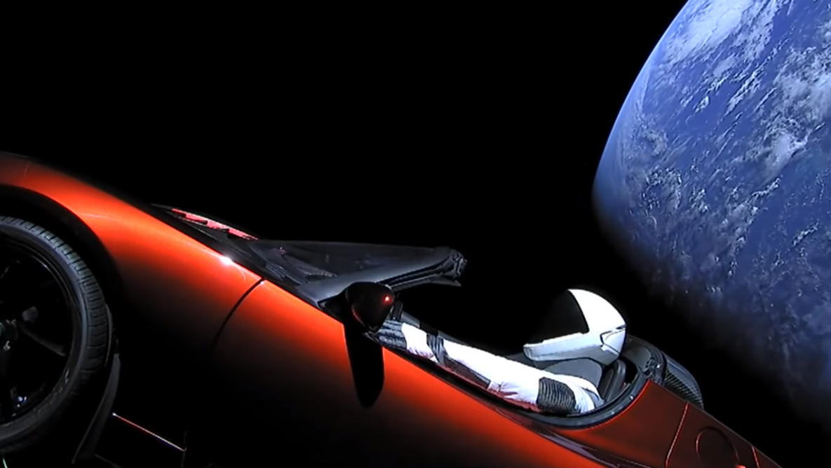Tesla Roadster в космическом пространстве. Кадр из видео. Источник https://www.youtube.com/watch?v=aBr2kKAHN6M (листать вправо).