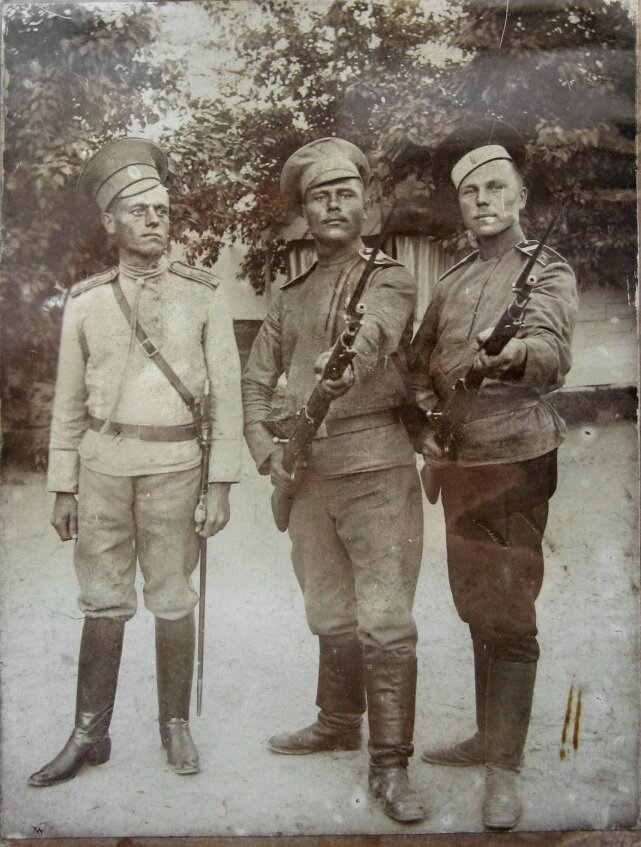 Подпрапорщик И.М. Петров, мл. унтер-офицер С.Г. Крюков и ст. унтер-офицер С.И. Данилов