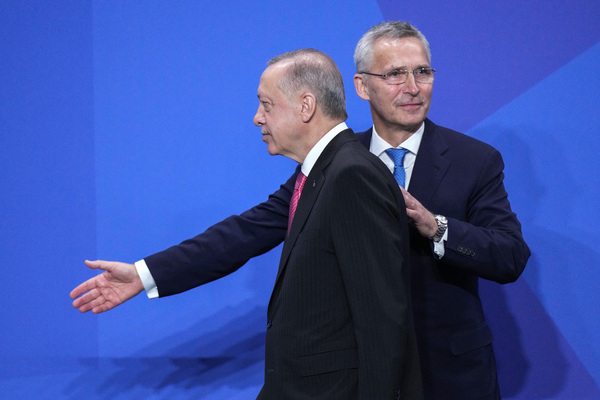 Самой обсуждаемой темой накануне открывшегося в Мадриде саммита НАТО оставалась интрига с позицией Турции, которая заблокировала вступление в альянс Швеции и Финляндии. Представители скандинавских стран еще 18 мая вручили генеральному секретарю организации Йенсу Столтенбергу заявки на присоединение их государств к военному блоку. Однако незадолго до этого президент Турции Реджеп Тайип Эрдоган заявил, что не станет поддерживать стремление скандинавских стран, и выдвинул собственные условия для урегулирования разногласий. Спустя полтора месяца Турция, Швеция и Финляндия под чутким руководством НАТО сели за стол переговоров и подписали трехсторонний меморандум о взаимопонимании, после чего Анкара сняла свои претензии, а перед Стокгольмом и Хельсинки открылись двери в альянс. Как проходили эти сложные переговоры, что получила Турция за свое согласие, чем это угрожает России и как изменятся отношения двух стран — в материале «Ленты.ру». 
Противоречия нарастают
Неуступчивость Турции по вопросу присоединения к НАТО скандинавских стран могла омрачить общее впечатление от саммита Североатлантического альянса в Мадриде, который был призван продемонстрировать единство 30 союзников в ситуации острейшего геополитического кризиса в Европе.

Турецкие власти сумели нащупать момент, когда Запад особенно нуждался в демонстрации единства, и использовали его для большого торга

Уверенность Турции в своей важности и соответствующие нестандартные поступки обусловлены пониманием, что в данный момент ни одна часть света — ни Запад, ни Восток — не решится испортить с ней отношения. Именно поэтому, например, Турция свободно продолжает развивать деловые и политические отношения с Россией, не присоединяясь к санкциям, в то время как все страны НАТО не только ввели экономические ограничения, но и закрыли свое воздушное пространство для российских самолетов.