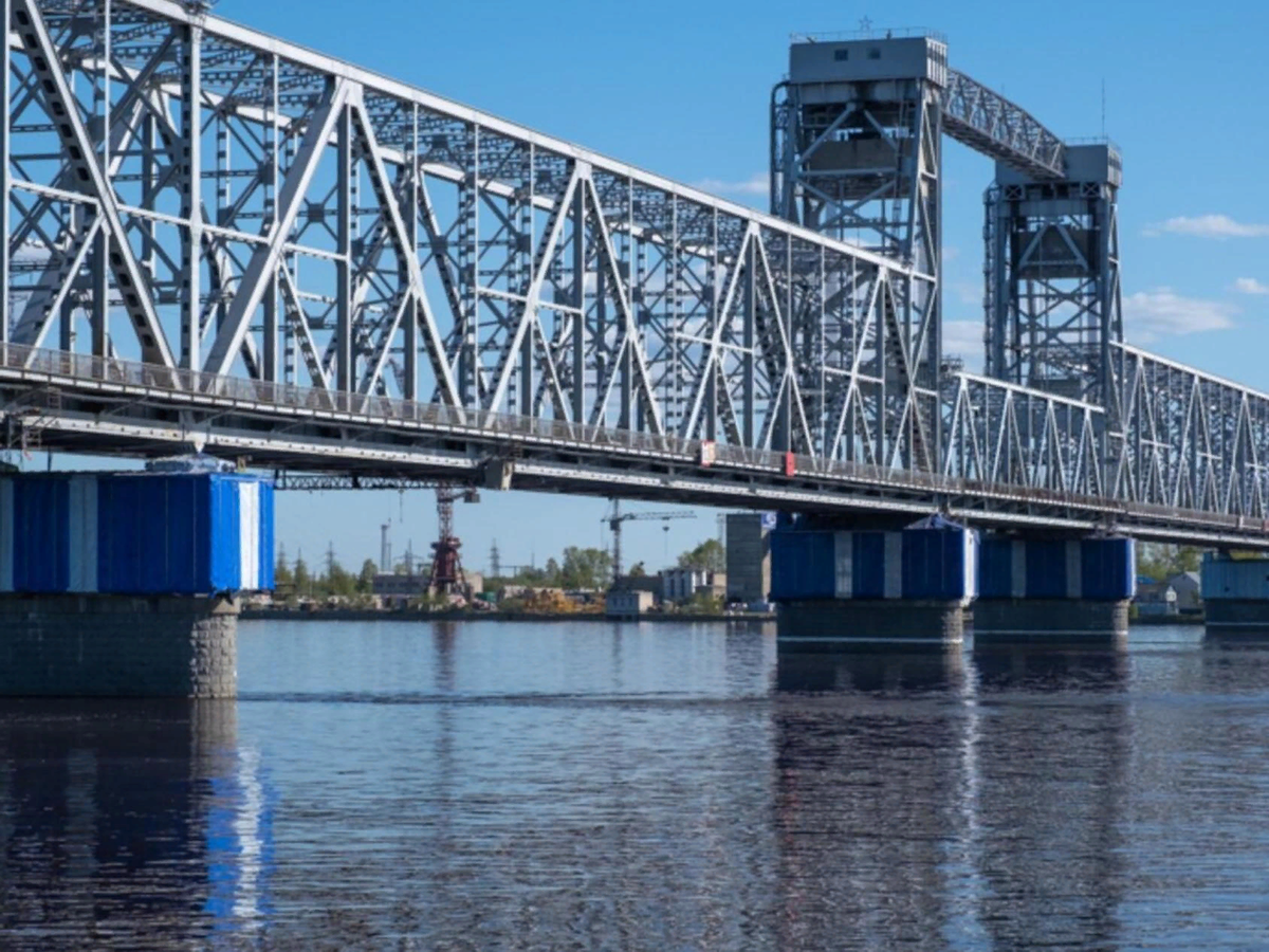 Северодвинский мост архангельск. Северная двина жд мост архангельск. Разводной мост в санкт-петербурге. Северодвинский железнодорожный мост архангельск. Северодвинский жд мост.