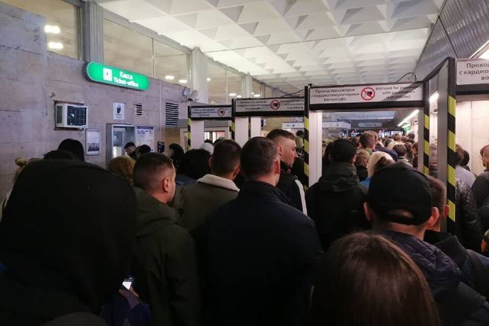     Огромная давка произошла перед входом в метро "Девяткино" в Мурино Дмитрий ДЕЛИНСКИЙ