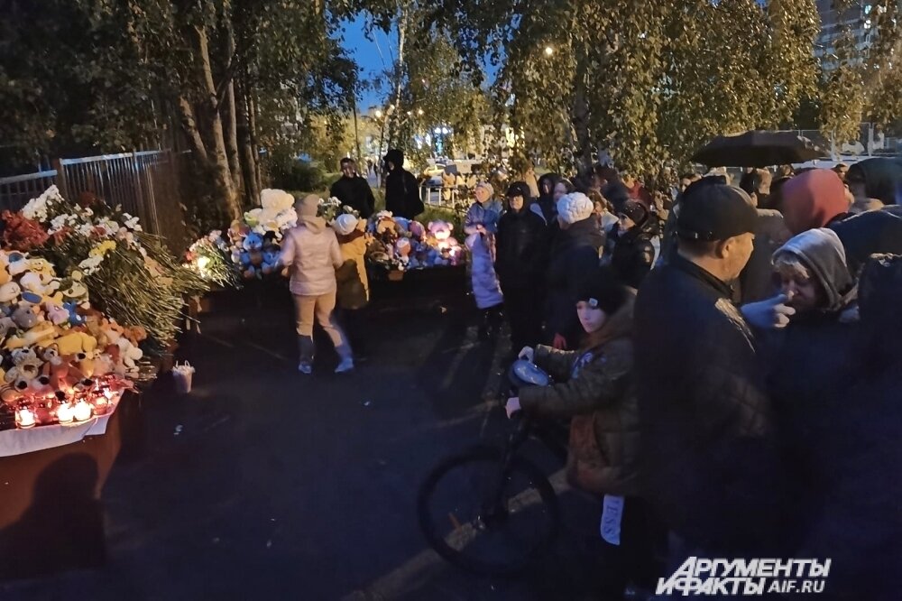 Похороны погибших в ижевске. Ижевск ижевск стрельба в школе. Ижевск список погибавших. Ижевск школа 88 стрельба. Теракт в ижевске 2022 в школе.