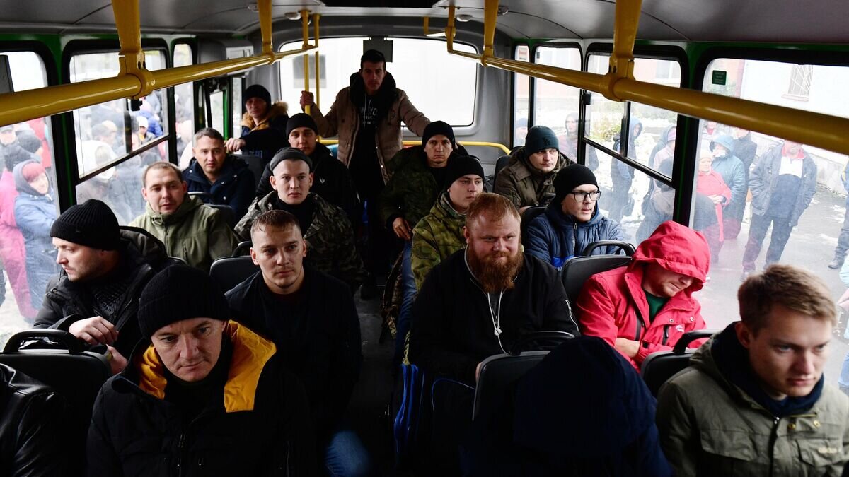    Мужчины, призванные на военную службу в ходе частичной мобилизации, в автобусе возле Чкаловского районного военкомата в Екатеринбурге© РИА Новости / Павел Лисицын