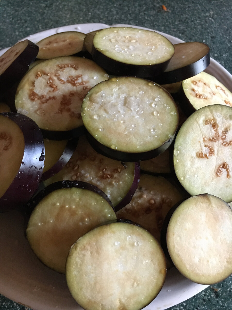 Нарезанные баклажаны под солью