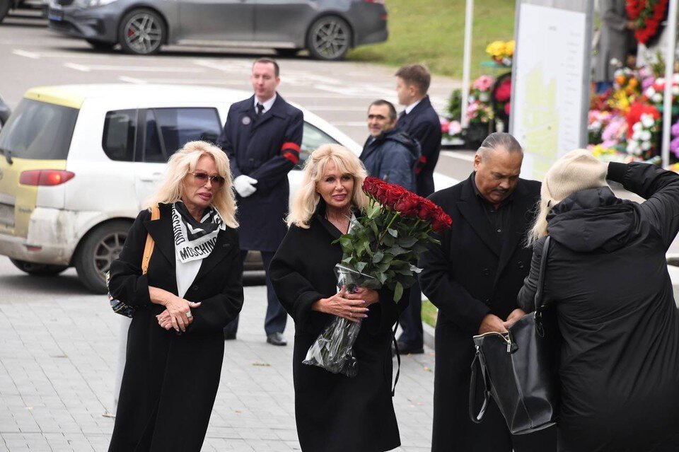     Сестры Зайцевы приехали проститься с Борисом Моисеевым. Михаил ФРОЛОВ