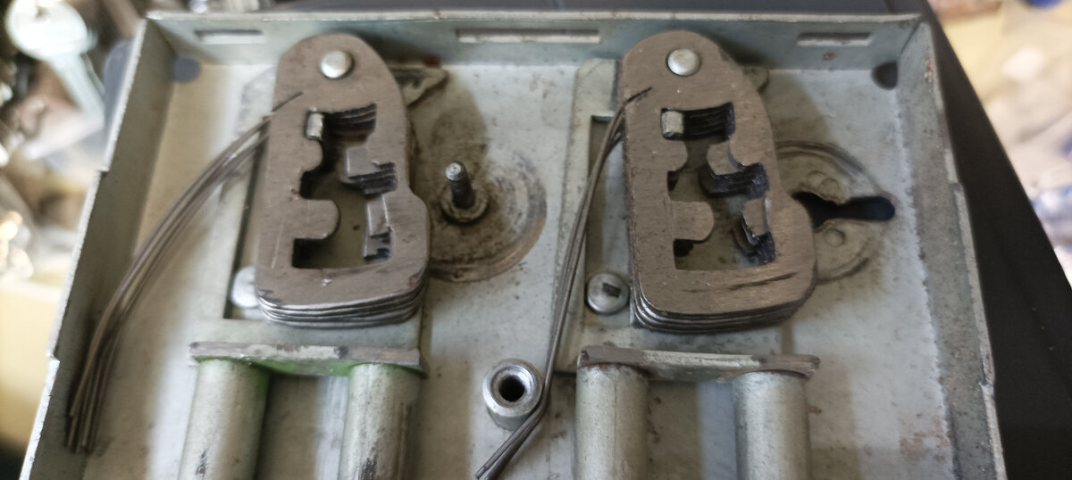 Так это выглядит со снятой крышкой. 