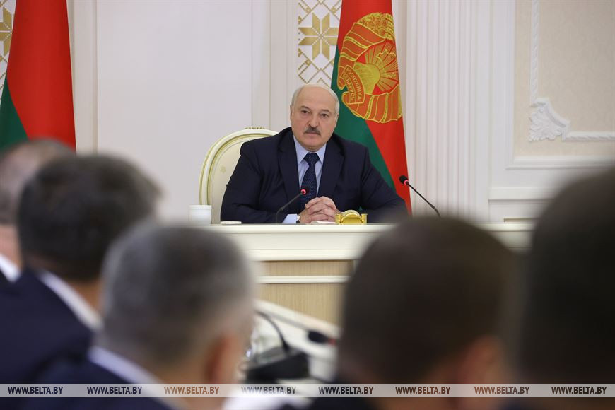  Александр Лукашенко во время совещанияПо словам Президента, не последняя роль в вопросе ценообразования у Национального банка. "Импортеры почему-то упорно продолжают закладывать в цену товара курсовые риски, хотя курс белорусского рубля стабилен", - сказал Александр Лукашенко.Однако его усилия по сдерживанию курса белорусского рубля глава государства считает недостаточными. "Курсовой фактор давит на цену товаров, которые мы вынуждены импортировать. Так регулируйте!" - заявил белорусский лидер."Должна быть введена ответственность за обоснованность цен импорта и налажена система (контроля. - Прим. БЕЛТА). И эта система должна быть подконтрольна", - подчеркнул Александр Лукашенко.Особое внимание, по его словам, следует уделить критическому импорту. "Кто стоит за этими поставками, по каким ценам осуществляется ввоз товаров и какая их стоимость в конечном итоге на полке магазинов? Здесь нужно пристально посмотреть на импортеров и исключить спекуляции на рынке импортных товаров", - сказал белорусский лидер.-0-📷
Лукашенко: с сегодняшнего дня продукция не должна делиться на социально значимую и не значимую