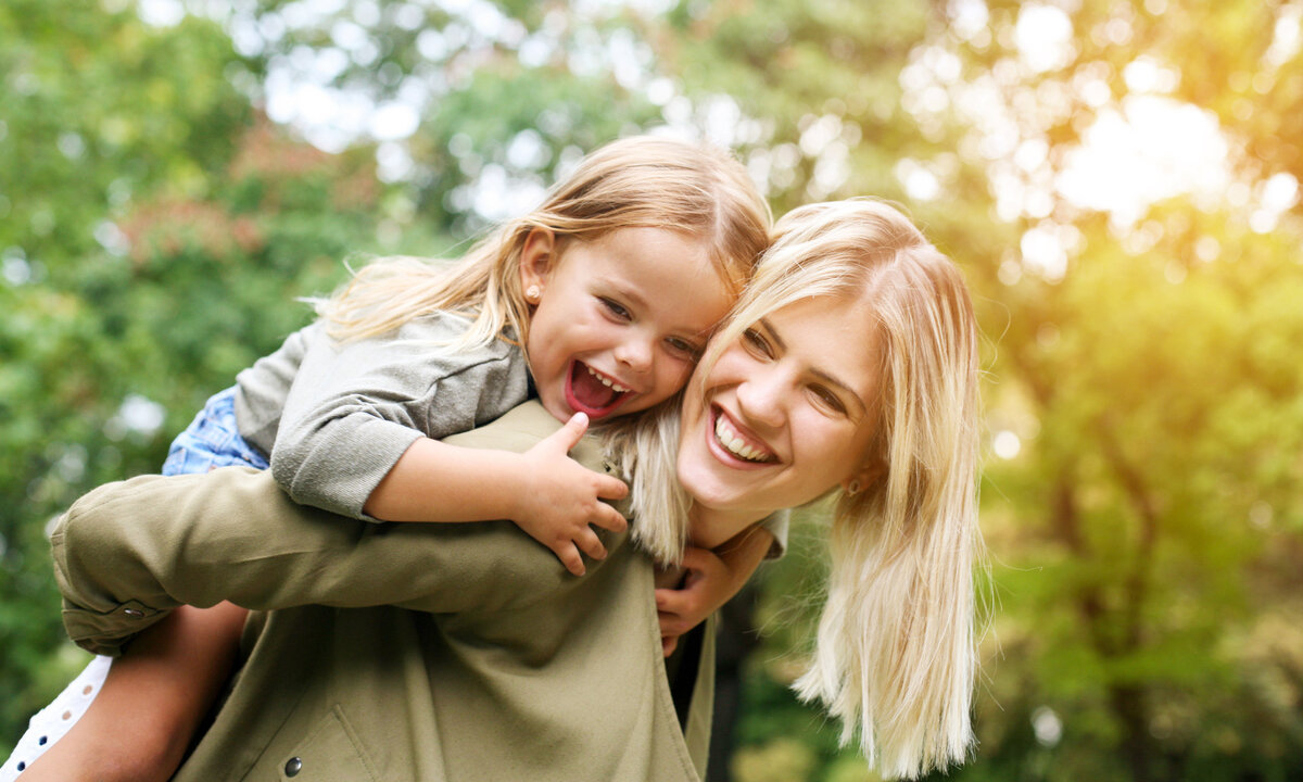 Less parent. Женщина с ребенком. Счастливая мама с ребенком. Счастливая мама счастливый ребенок. Счастливый ребенок с родителями