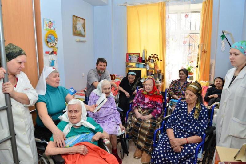 Дорогие братья и сестры! 
На сегодняшний день в Обители не хватает некоторых продуктов. 
Просим посильной помощи!

Крупы: рис, гречка, пшенка, манная
Сухофрукты
Кисель
Яйца
Сыр
Фрукты (любые)

Также бабушки будут рады, если кто-то пожертвует молочную или докторскую колбасу (бабушки ее очень любят).

Очень востребованы сладости к чаю (любые, но лучше всего мягкие — зефир или пастила), а тех подопечных, которым нельзя сладкое (Анна Ивановна) очень порадуют диабетические сладости.

Можно прислать средства на сайте Обители милосердия святой Елисаветы https://www.sv-elisaveta.ru/index.php?pid=donations.html или заказать доставку по адресу: г. Екатеринбург, ул. Ереванская, 65, Приход св. Елисаветы.


