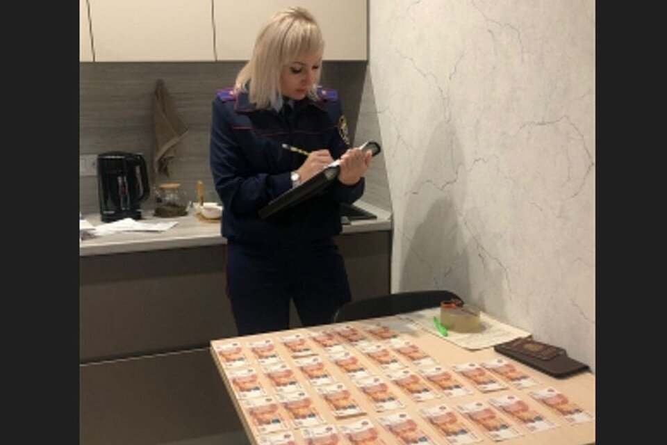     Во время обысков дома и на работе чиновника следователи изъяли документы, предметы и техсредства  пресс-службы СУ СК по Алтайскому краю