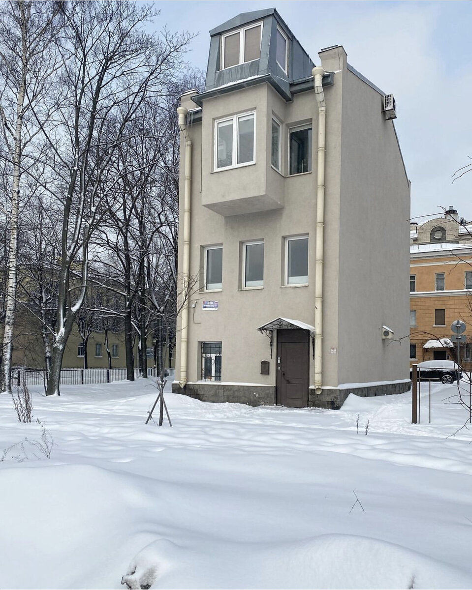 Один из самых маленьких каменных домов Петербурга. Кто его построил и зачем  | stalinka_na_chernoi | Дзен