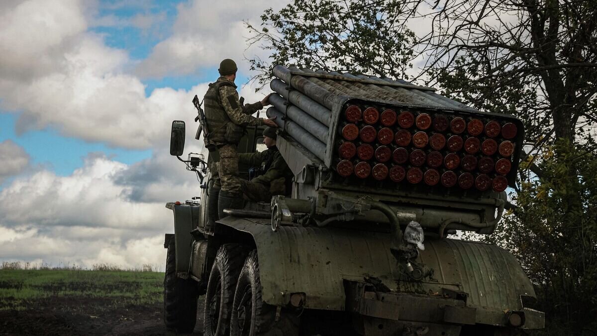    Украинская реактивная система залпового огня БМ-21 "Град" в Донецкой области© AFP 2022 / ANATOLII STEPANOV