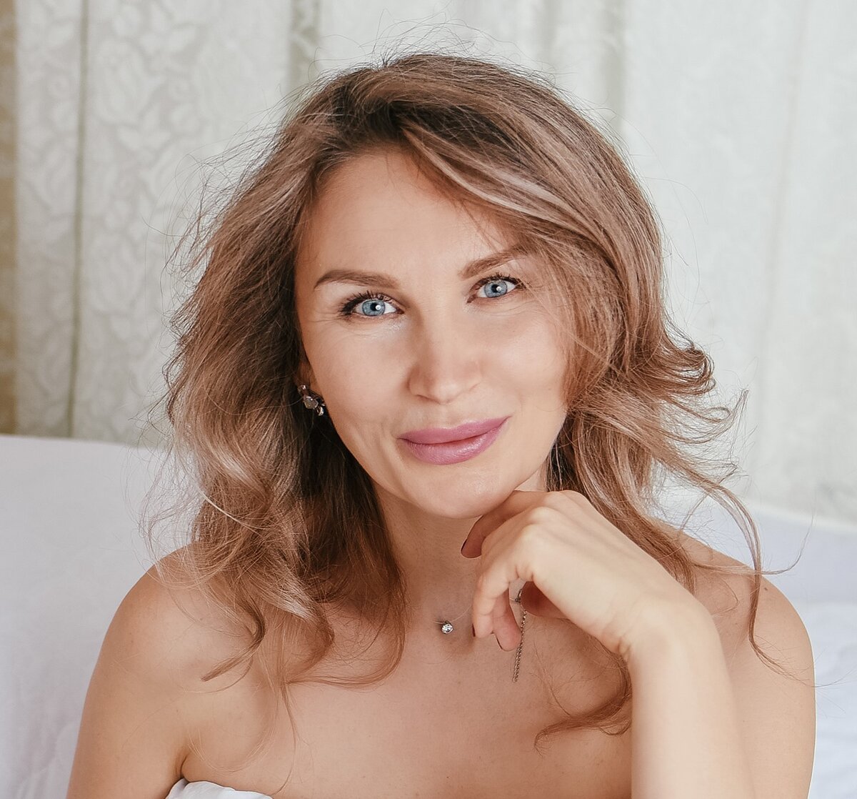 Приветствую!. Меня зовут Анфиса, мне 43 года, я — сертифицированный Аромапрактик, На канале делюсь секретами красоты, рассказываю, как сохранить бодрый дух, физическое и ментальное здоровье. Добро пожаловать!