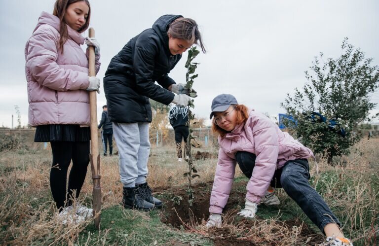   В Самородово при поддержке «Газпромнефть-Оренбурга» появился яблоневый сад Кристина Просвиркина