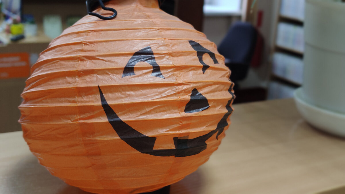 Тот самый тыквоголовый. Каких только аксессуаров с ним сейчас нет. 