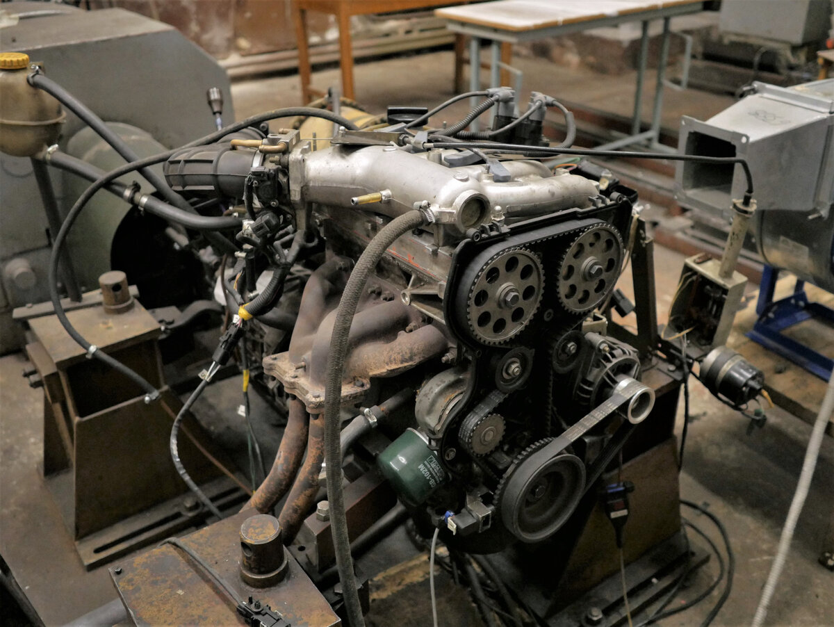 Этот двигатель повидал на своем веку немало масел. Многое из того что он попробовал теперь стоит на прилавках магазинов.