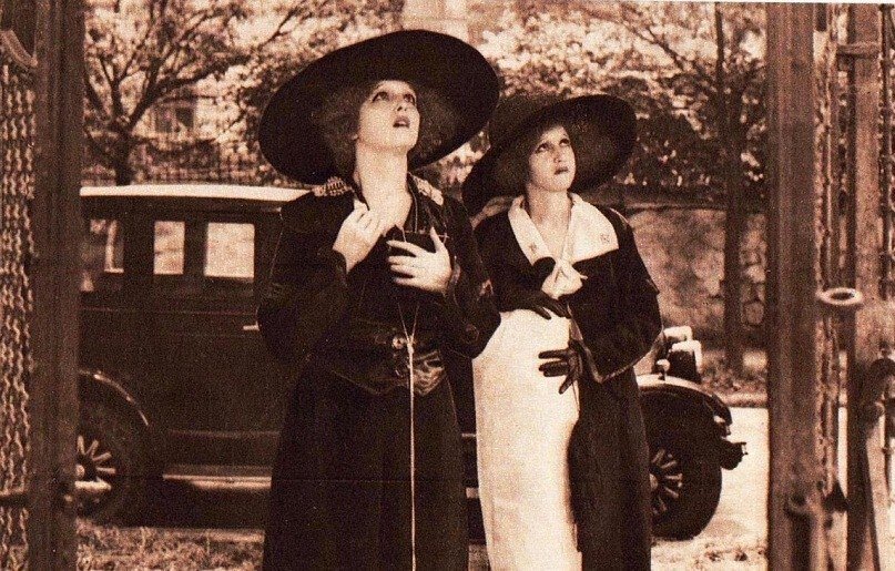 Елена Соловей и Наталья Лебле в фильме "Нечаянные радости", источник Яндекс картинки