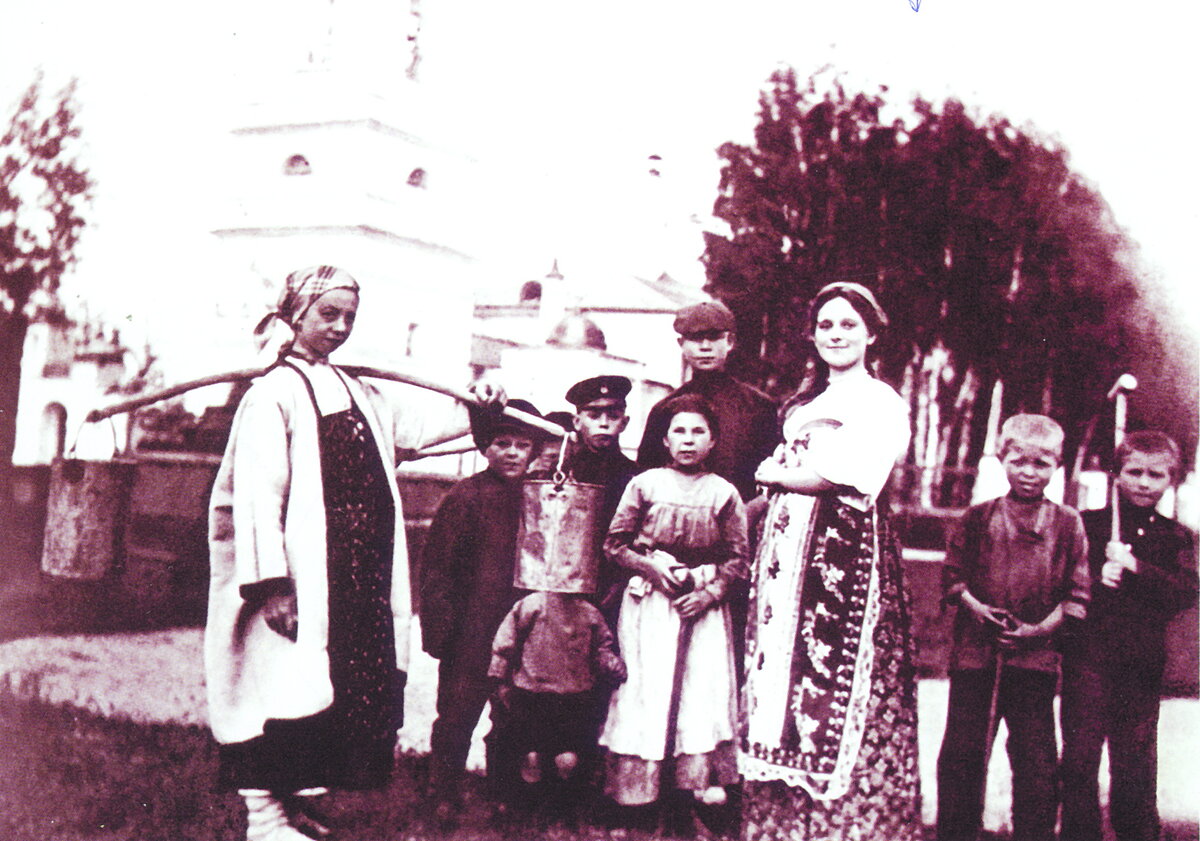 Сергей Есенин (четвертый справа) среди односельчан, 1909 год