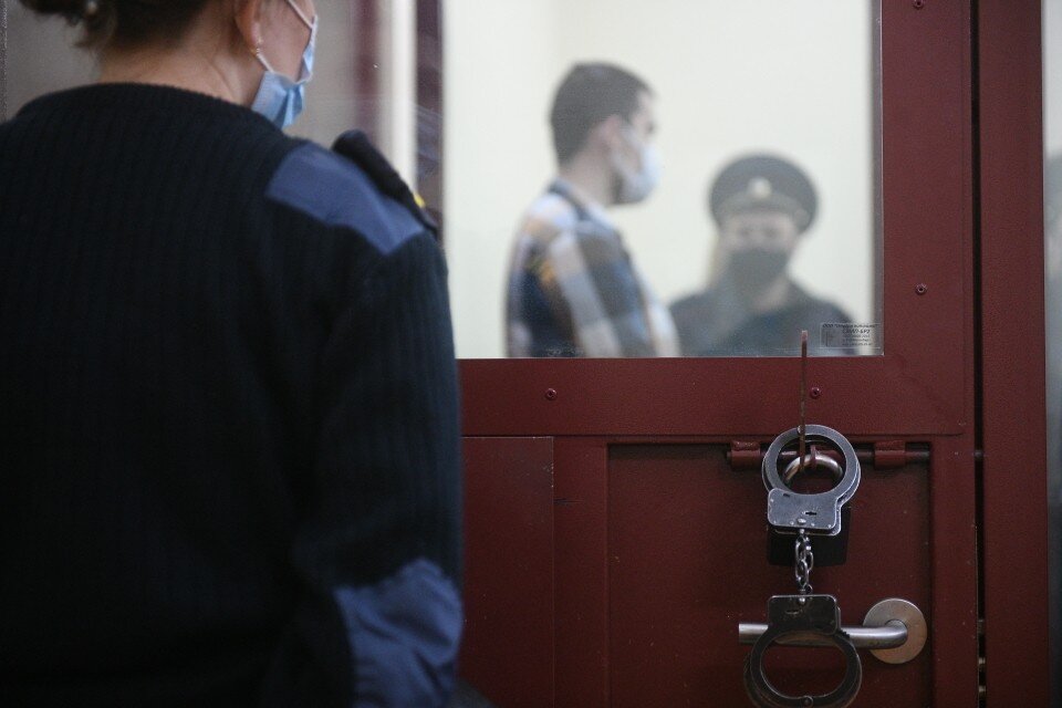     По 18 лет проведут в колонии двое мужчин за убийство, разбой, изнасилование и поджог дома в Новой Москве Алексей БУЛАТОВ