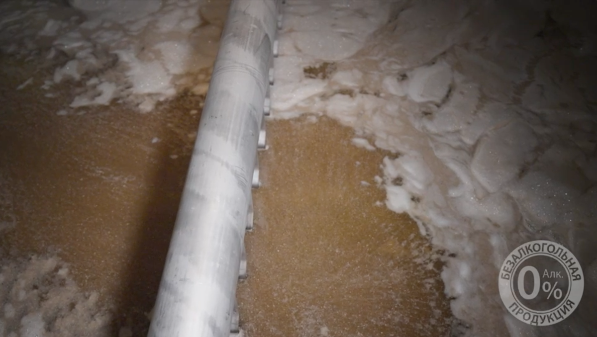 Безалкогольное пиво варится в огромных емкостях на сотни литров