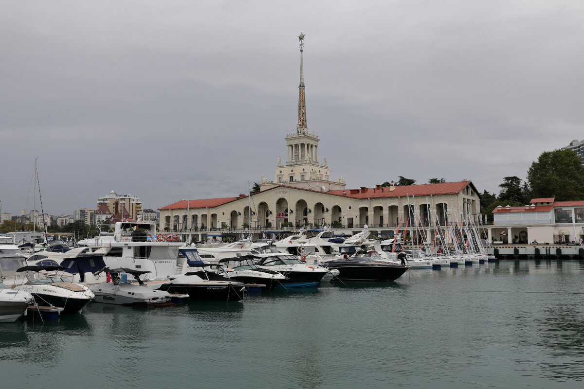 Здание сочинского Морского вокзала построено в 1955 году