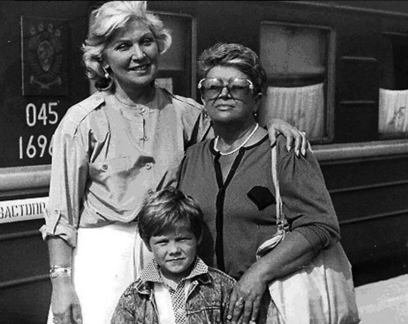 На фото: Светлана Лезгинцева (вторая жена Михаила) с младшим сыном — Михаилом.