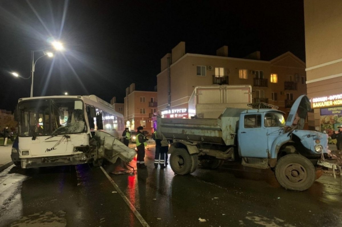    В Самаре в ДТП столкнулись пассажирский автобус № 67 и шесть машин