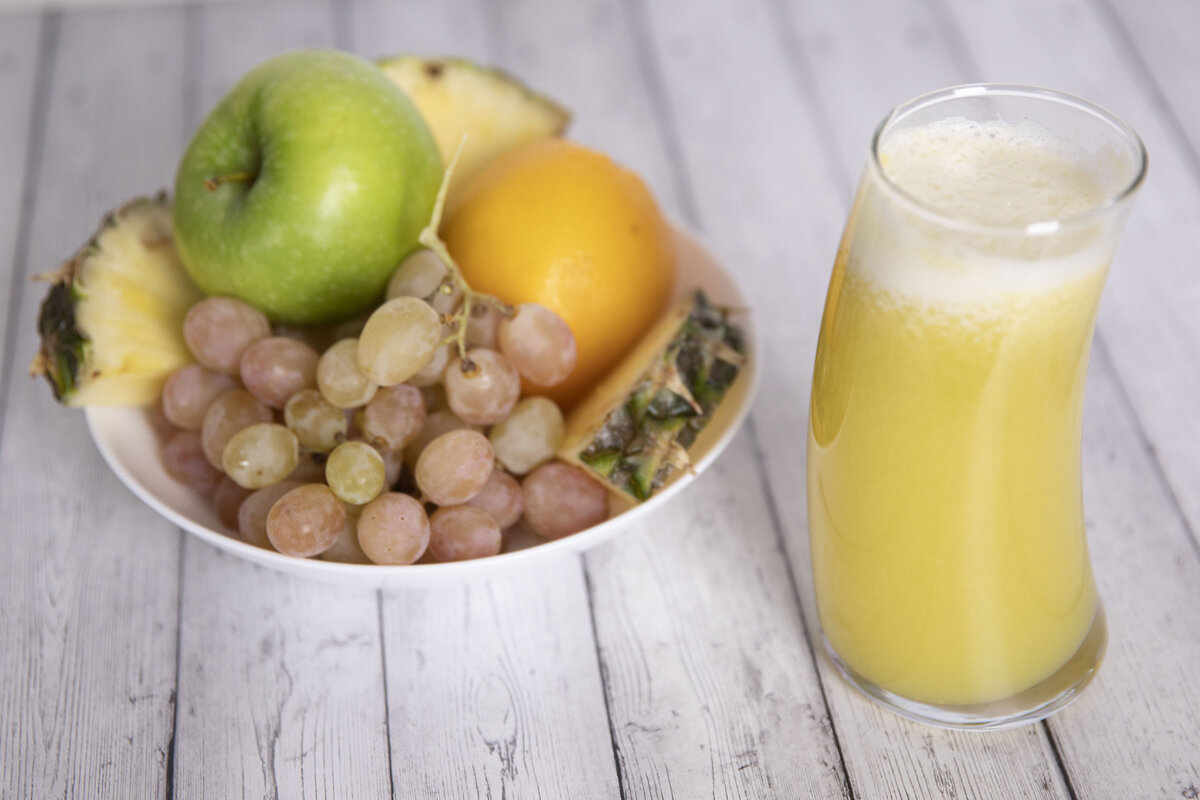 Богатый витаминами и антиоксидантами сок из винограда, яблока, апельсина и ананаса