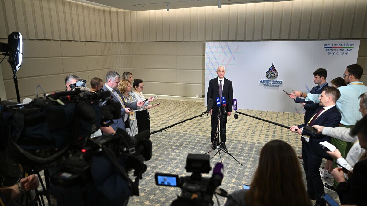    Первый заместитель председателя правительства РФ Андрей Белоусов выступает на брифинге для российских СМИ в рамках саммита Азиатско-Тихоокеанского экономического сотрудничества (АТЭС) в Бангкоке© РИА Новости / Рамиль Ситдиков