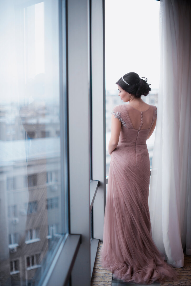 эта женщина в окне афиша. женщина в окне в платье розового цвета в живописи. ромеро редондо картины у окна. эта женщина в окне автор стихов. люсия сарто художник.