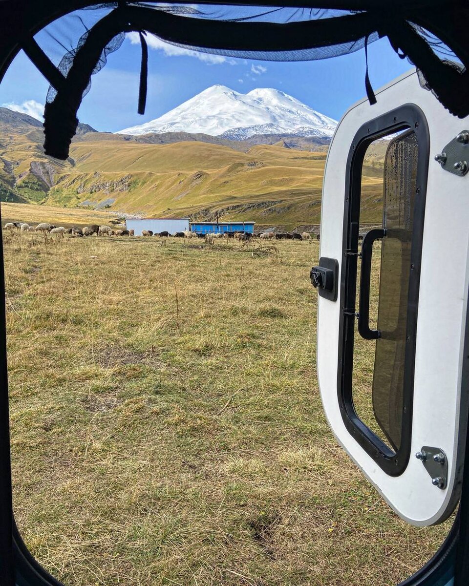 Говорят Эльбрус открывается не всем, не знаем, на сколько это правда, но нам он открылся без единого облачка. Наверное у горы в этот день было хорошее настроение) Вечером на закате в лучах заходящего солнца он был как будто золотой, а утром снова нас поразил своей величавостью… Приехав из этого путешествия, нас просто накрыло, мы стали смотреть столько фильмов про горы и в том числе про Эльбрус. Очень советуем всем-всем-всем посмотреть документальный фильм «14 вершин», будет интересно узнать ваше мнение, делитесь!!! Этот фильм никого не оставит равнодушным.