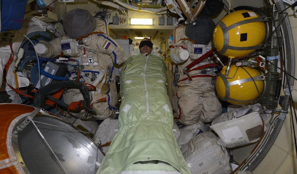 На космических станциях используются специальные спальные модули.