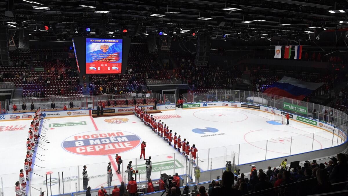    Игроки команд перед началом матча St. Petersburg Cup между сборными Россия и Россия U20© РИА Новости / Алексей Даничев