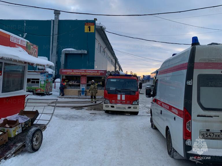    На Центральном рынке Нефтеюганска произошел крупный пожар