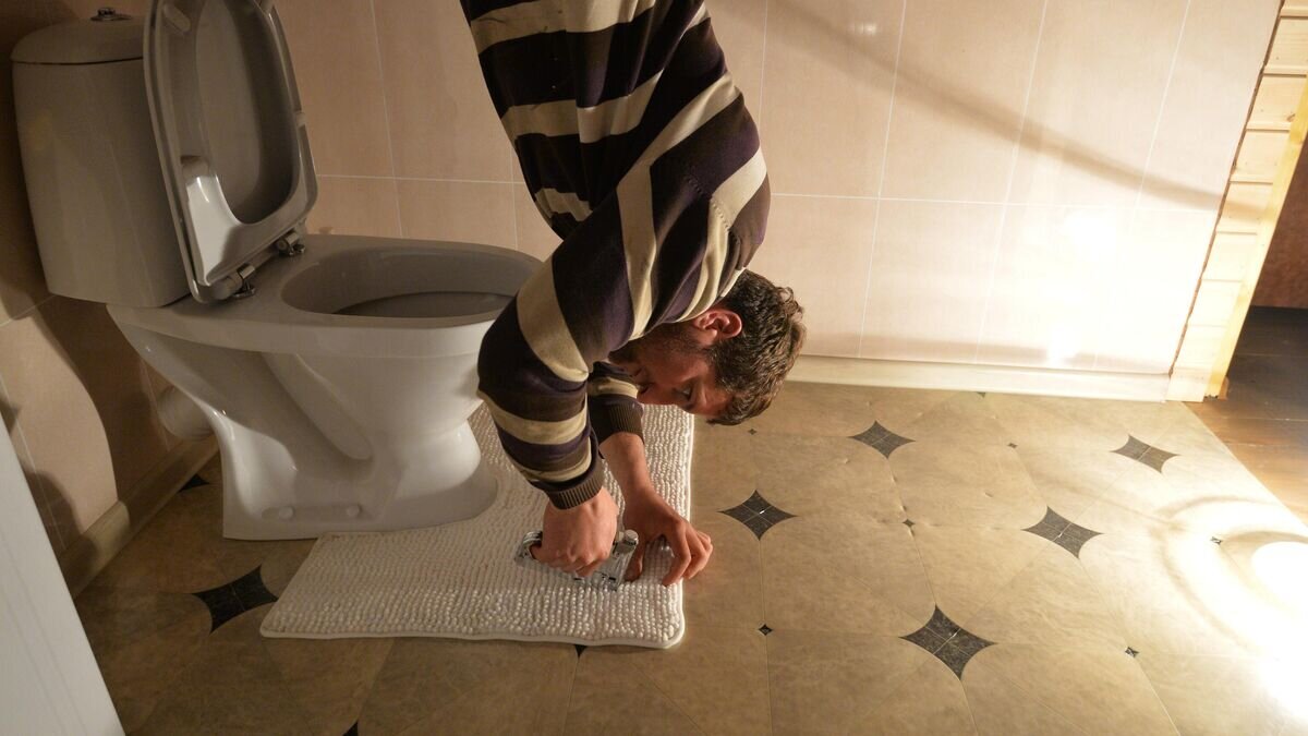    Подготовка к открытию аттракциона "Дом вверх дном" в Новосибирске© РИА Новости / Александр Кряжев