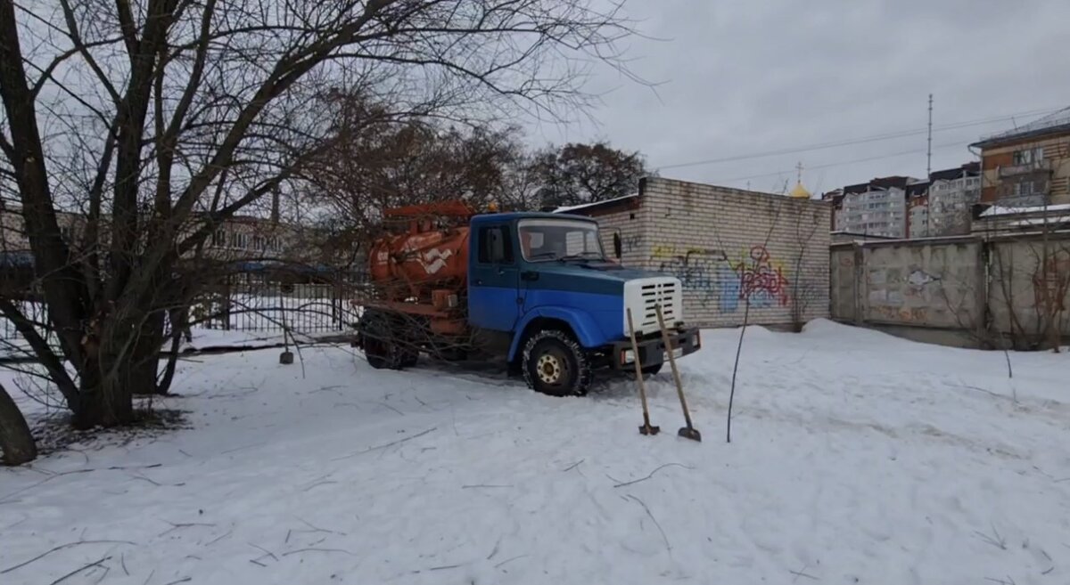    Накануне коммунальщики обнаружил в коллекторе мешки с частями человеческих тел, мужчины и женщины. Евгений Серкин