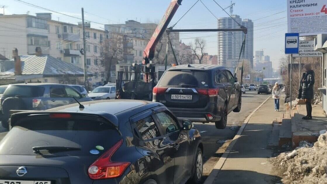     Некоторые водители останавливались прямо на автобусной остановке «Первая речка» во Владивостоке. В результате общественный транспорт не мог подобраться к нужному месту, а люди — пройти по своим делам: пришлось действовать радикально.