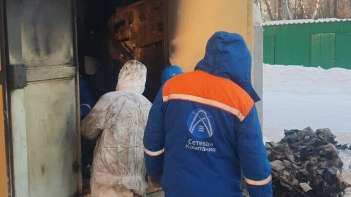     Жители Казани просидели всю ночь без электричества из-за загоревшейся трансформаторной подстанции на улице Габишева. Свет вернули в дома ближе к 10 часам утра 17 января. Об этом сообщила пресс-служба администрации Вахитовского и Приволжского районов.