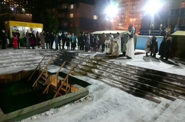    Почему люди окунаются в прорубь на Крещение?