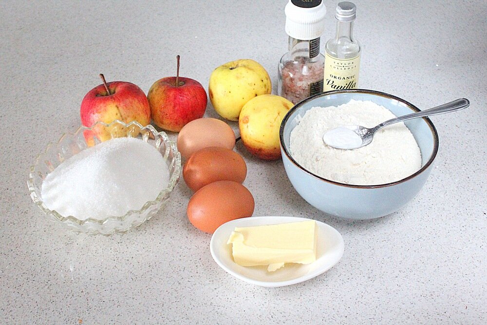 Пирог Шарлотка на молоке с яблоками в духовке