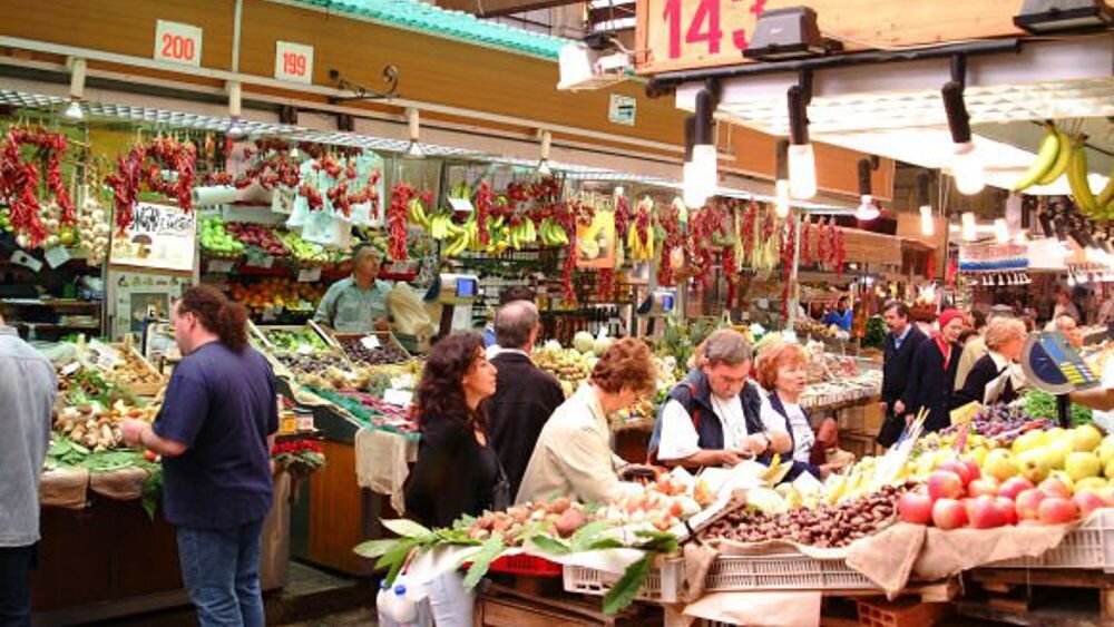       Восточный рынок в Генуе шумел, кричал, взрывался разноцветьем овощей и фруктов, дразнил ароматами специй.