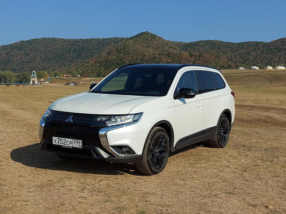 Mitsubishi Outlander: в России пока только слегка обновленное третье поколение. В данном случае, это Black Edition с черными колесами, передком и крышей.