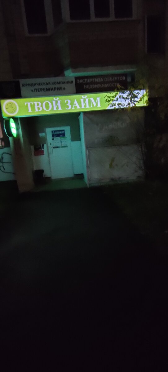 Причем первые два находятся через дом друг от друга)